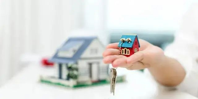 別人看房，你也在看房；別人交定金了，你還在看；別人準(zhǔn)備換房了，你還在看...