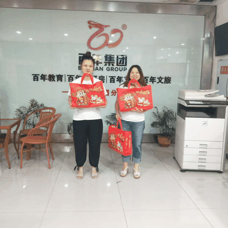 百年集團(tuán)為員工子女發(fā)放“六一”禮物，祝愿所有的孩子兒童節(jié)快樂！
