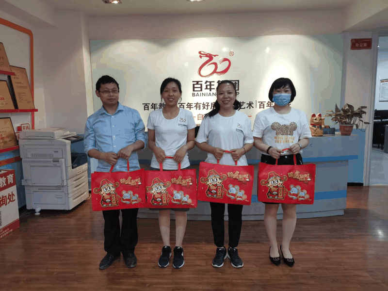 百年集團(tuán)為員工子女發(fā)放“六一”禮物，祝愿所有的孩子兒童節(jié)快樂！