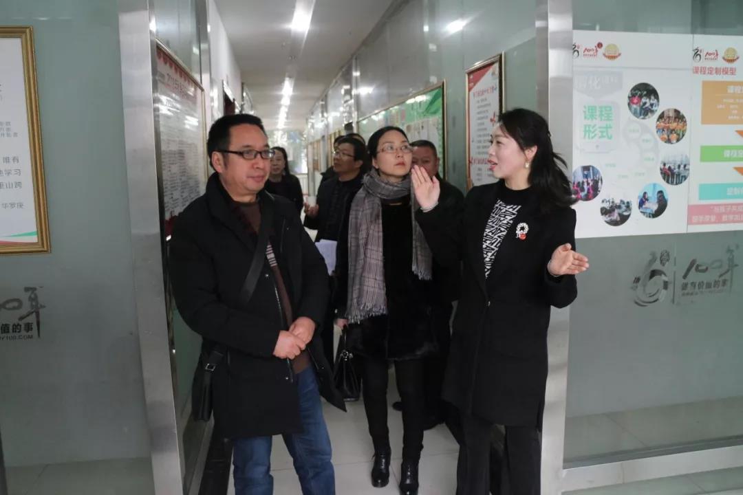 熱烈歡迎市教委交叉檢查組及區(qū)教委領(lǐng)導(dǎo)蒞臨百年教育指導(dǎo)工作！