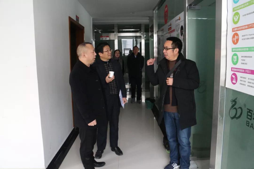 熱烈歡迎市教委交叉檢查組及區(qū)教委領(lǐng)導(dǎo)蒞臨百年教育指導(dǎo)工作！